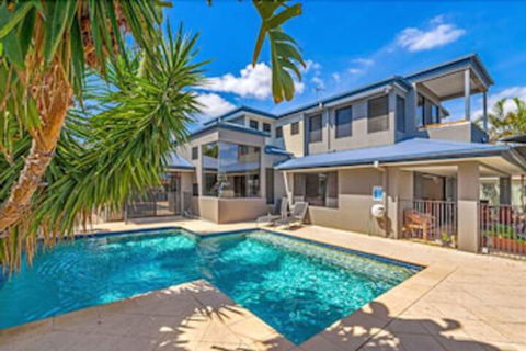 Gold Coast Stunning Waterfront Retreat By Hostrelax - Australian Directory 0
