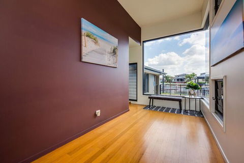 Gold Coast Stunning Waterfront Retreat By Hostrelax - Australian Directory 2