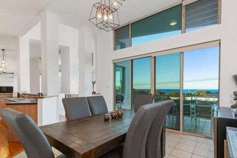 EXCLUSIVE OCEAN VIEW PENTHOUSE On MARINE PARADE - Australian Directory 4