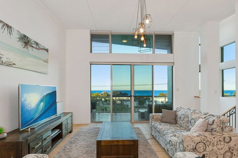 EXCLUSIVE OCEAN VIEW PENTHOUSE On MARINE PARADE - Australian Directory 6