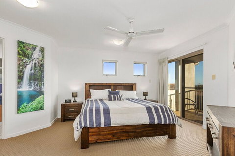 EXCLUSIVE OCEAN VIEW PENTHOUSE On MARINE PARADE - Australian Directory 2