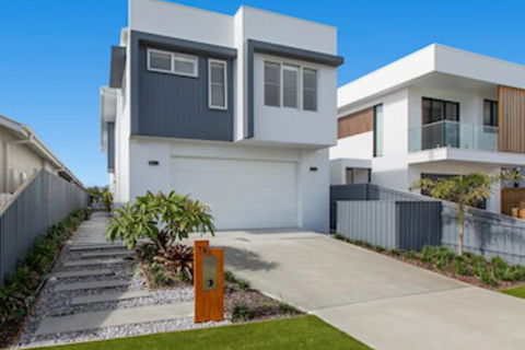 Elegant Beach House On Nautilus - Australian Directory 0
