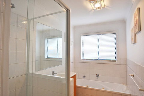 Bliss Close TO Town - Australian Directory 3