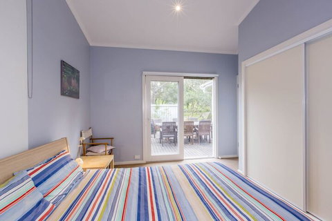 Breezes PET Friendly - Australian Directory 1