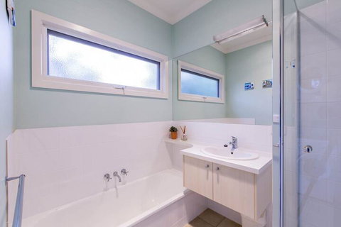 Breezes PET Friendly - Australian Directory 2