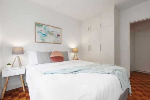 Balcony Retreat Apartment By Ready Set Host - Australian Directory 5