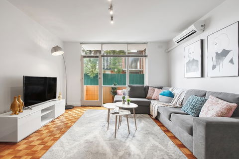 Balcony Retreat Apartment By Ready Set Host - Australian Directory 2