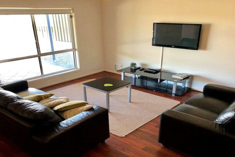 10 Hobart Road - Australian Directory 2