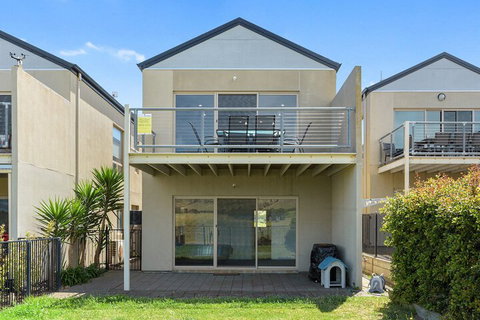 Wenneelys 26 / 45 St. Andrews Boulevard - Australian Directory 5