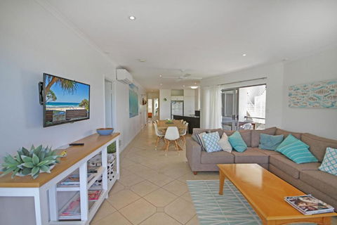 Unit 2 Beach Gallery 9 Andrew Street Point Arkwright 500 BOND LINEN SUPPLIED - Australian Directory 6