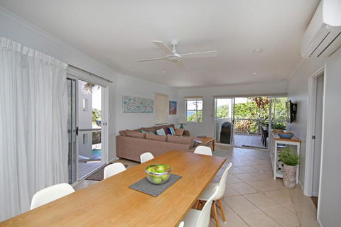 Unit 2 Beach Gallery 9 Andrew Street Point Arkwright 500 BOND LINEN SUPPLIED - Australian Directory 3