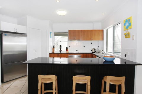 Unit 2 Beach Gallery 9 Andrew Street Point Arkwright 500 BOND LINEN SUPPLIED - Australian Directory 1