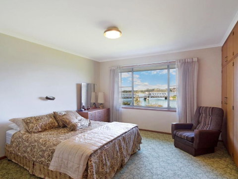2 Water Crescent Retro Haven - Australian Directory 3