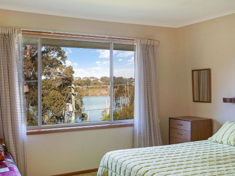 2 Water Crescent Retro Haven - Australian Directory 4