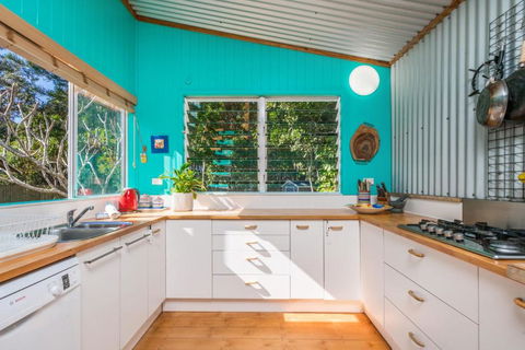 A SWEET ESCAPE Beachcombers Cottage Beachfront - Australian Directory 1
