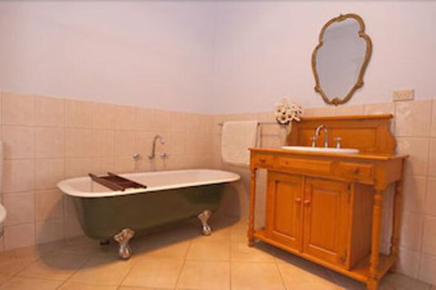 Charlie Bates Cottage - Australian Directory 3