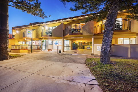 Cottesloe Beach Chalets - Australian Directory 4
