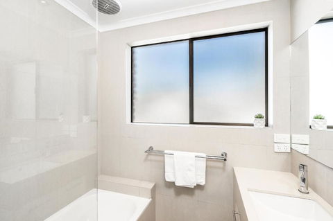 Balcony On Lawson - Australian Directory 4
