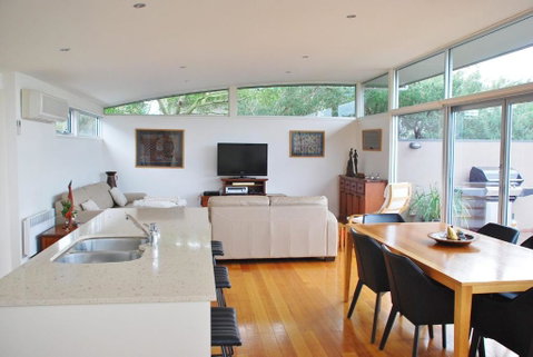 STYLISH HOLIDAY HOME OPPOSITE SURF - Australian Directory 6