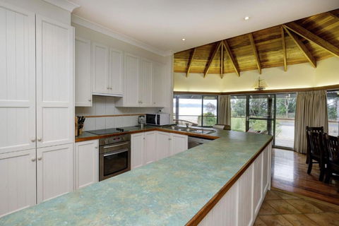FAR SHORE - Australian Directory 6