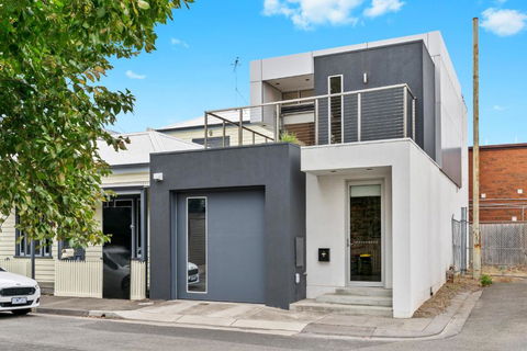 Cogens Two Bedroom Townhouse - Australian Directory 6