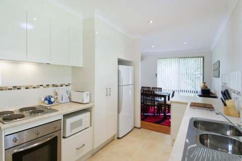 Cara Nobbys Beach 11 Wesley Avenue - Australian Directory 6