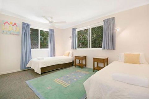 Sunshine Cove Across The Road From The Beach - Australian Directory 5