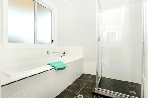 High Tide Wallaroo Beachfront Property Pet Friendly - Australian Directory 2