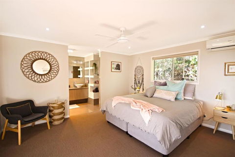STUNNING HOME WITH SPECTACULAR VIEWS & CLOSE TO THE BEACH - Australian Directory 2