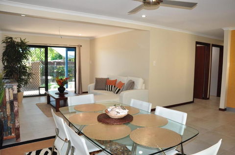 43 Double Island Drive Two Level Holiday Home With Swimming Pool. Located Close To Beach & CBD - Australian Directory 6