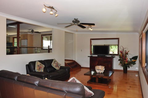 43 Double Island Drive Two Level Holiday Home With Swimming Pool. Located Close To Beach & CBD - Australian Directory 5