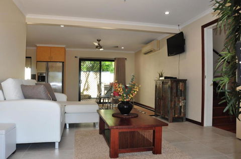 43 Double Island Drive Two Level Holiday Home With Swimming Pool. Located Close To Beach & CBD - Australian Directory 2