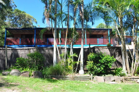 43 Double Island Drive Two Level Holiday Home With Swimming Pool. Located Close To Beach & CBD - Australian Directory 3
