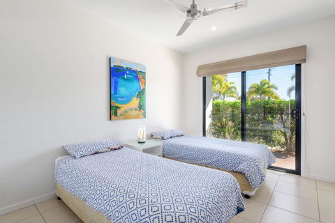 Unit 3 Rainbow Surf Modern Double Storey Townhouse With Large Shared Pool Close To Beach & Shop - Australian Directory 5