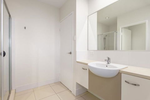 Unit 3 Rainbow Surf Modern Double Storey Townhouse With Large Shared Pool Close To Beach & Shop - Australian Directory 6