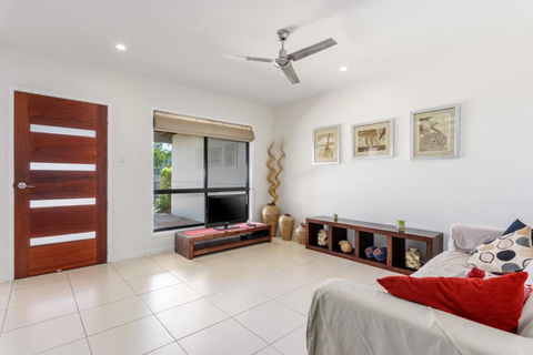 Unit 3 Rainbow Surf Modern Double Storey Townhouse With Large Shared Pool Close To Beach & Shop - Australian Directory 3