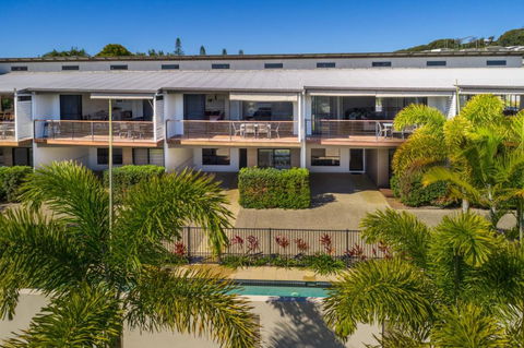 Unit 3 Rainbow Surf Modern Double Storey Townhouse With Large Shared Pool Close To Beach & Shop - Australian Directory 4