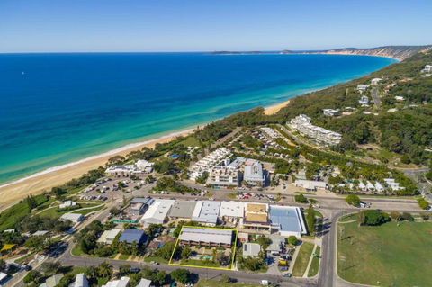 Unit 3 Rainbow Surf Modern Double Storey Townhouse With Large Shared Pool Close To Beach & Shop - Australian Directory 1