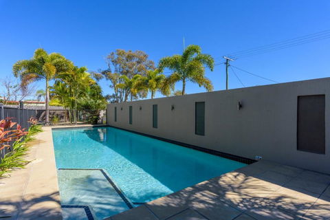 Unit 3 Rainbow Surf Modern Double Storey Townhouse With Large Shared Pool Close To Beach & Shop - Australian Directory 2