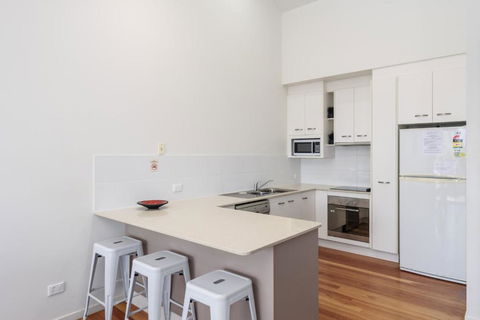 Unit 2 Rainbow Surf Modern Double Storey Townhouse With Large Shared Pool Close To Beach & Shops - Australian Directory 2