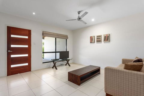 Unit 2 Rainbow Surf Modern Double Storey Townhouse With Large Shared Pool Close To Beach & Shops - Australian Directory 6