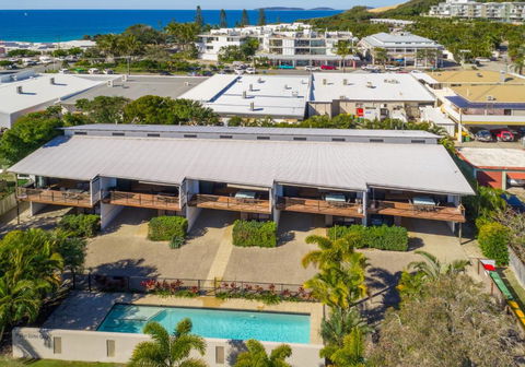 Unit 2 Rainbow Surf Modern Double Storey Townhouse With Large Shared Pool Close To Beach & Shops - Australian Directory 3