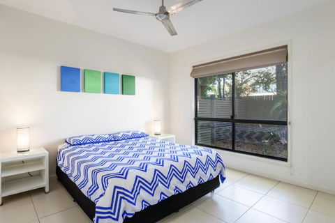 Unit 2 Rainbow Surf Modern Double Storey Townhouse With Large Shared Pool Close To Beach & Shops - Australian Directory 1