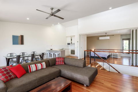 Unit 2 Rainbow Surf Modern Double Storey Townhouse With Large Shared Pool Close To Beach & Shops - Australian Directory 4