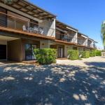 Unit 2 Rainbow Surf Modern Double Storey Townhouse With Large Shared Pool Close To Beach & Shops - Australian Directory 0