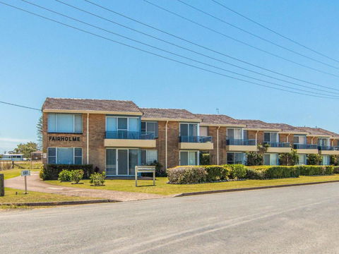 Fairholme 8 Perfect Lakefront Position - Australian Directory 6
