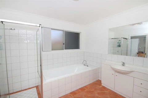 FANTASTIC HOLIDAY UNIT In A PERFECT LOCATION - Australian Directory 3