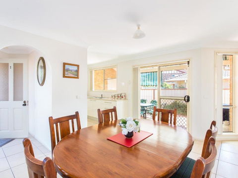 1 / 4 Huntly Close - Australian Directory 2