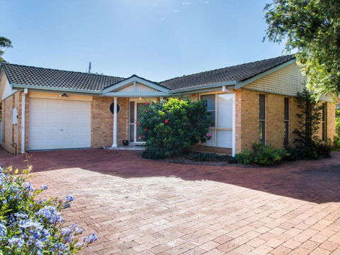 1 / 4 Huntly Close - Australian Directory 3