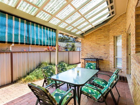 1 / 4 Huntly Close - Australian Directory 5
